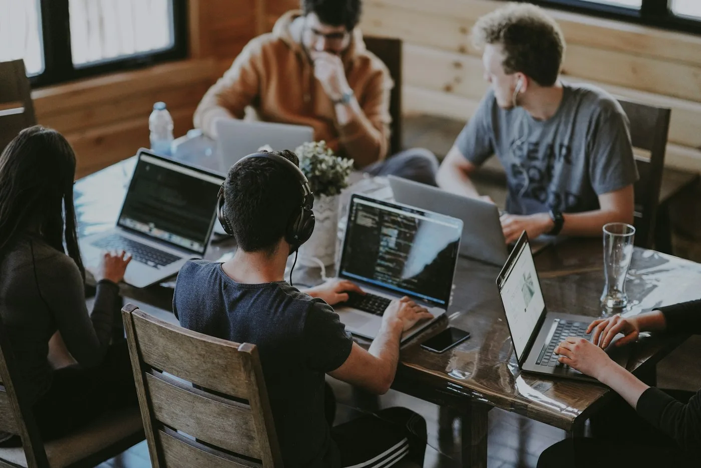 Profissionais trabalhando juntos em uma mesa — foto ilustrativa