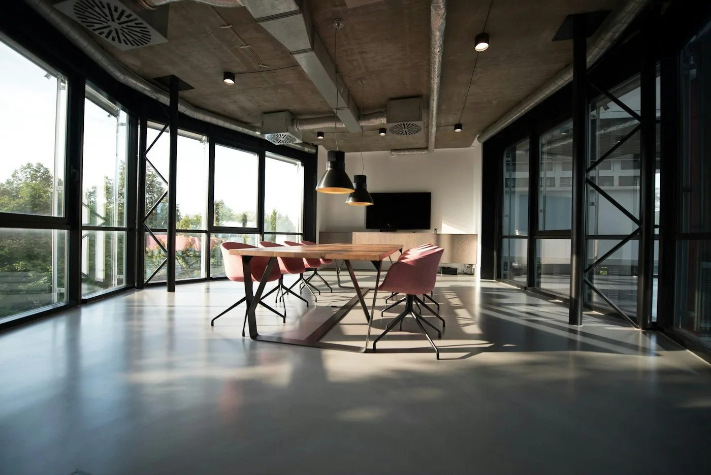 Ambiente de trabalho com luz natural — foto ilustrativa